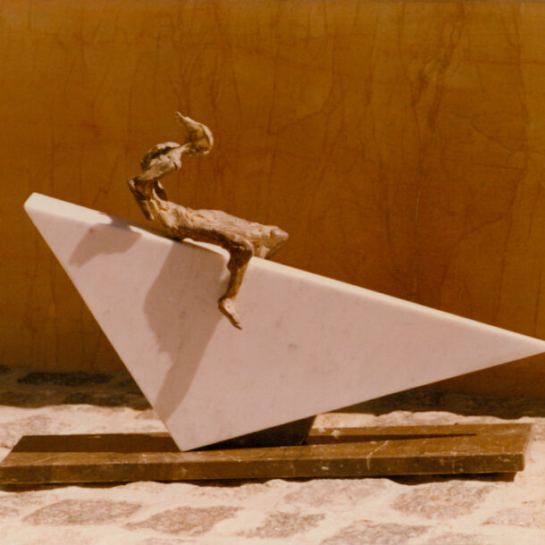 BRUJA DIGITAL - 1986 - MÁRMOL Y BRONCE FUNDIDO - 0,60 m x 0,40 m x 0,13 m