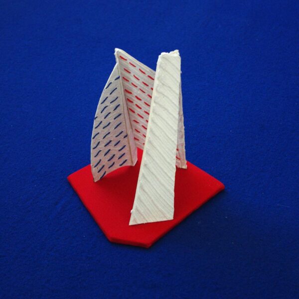 CACHIRULA BLANCO Y ROJO - 2006 - PAPEL FEITO À MÃO - 0,16 m x 0,18 m x 0,23 m