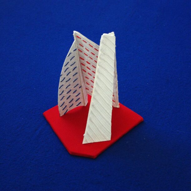 CACHIRULA BLANCO Y ROJO - 2006 - PAPEL FEITO À MÃO - 0,16 m x 0,18 m x 0,23 m