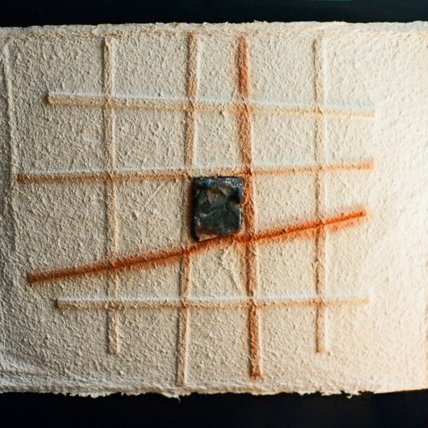 COMPOSICIÓN PIEDRA NEGRA - 1990 - PAPEL FEITO À MÃO, MADEIRA E PEDRA - 0,72 m x 0,58 m