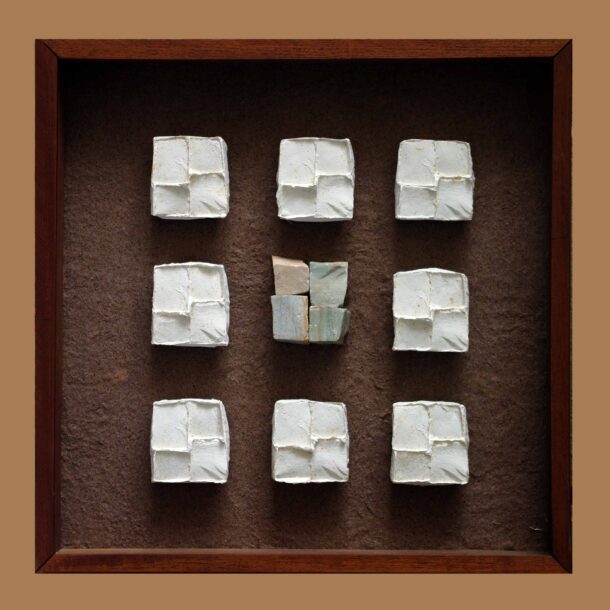 COMPOSICIÓN RÉPLICAS - 2005- PAPEL FEITO À MÃO SOBRE MOLDE E PEDRA PORTUGUESA - 0,63 m x 0,63 m x 0,08 m - Primeiro Prêmio meio formato "X Salón de Arte Textil" Museo José Hernández, 2014, Buenos Aires