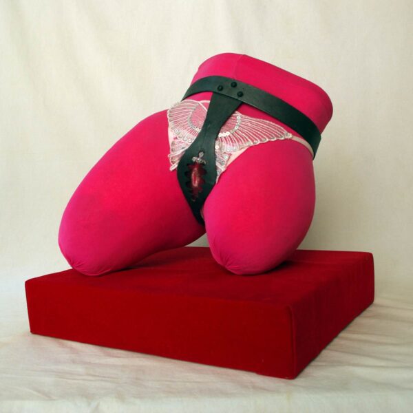 FIDELIDAD - 2007 - MANEQUIM DE ISOPOR, CARTOLINA, CALCINHA, BORDADO E CABELO HUMANO - 0,40 m x 0,32 m x 0,39 m