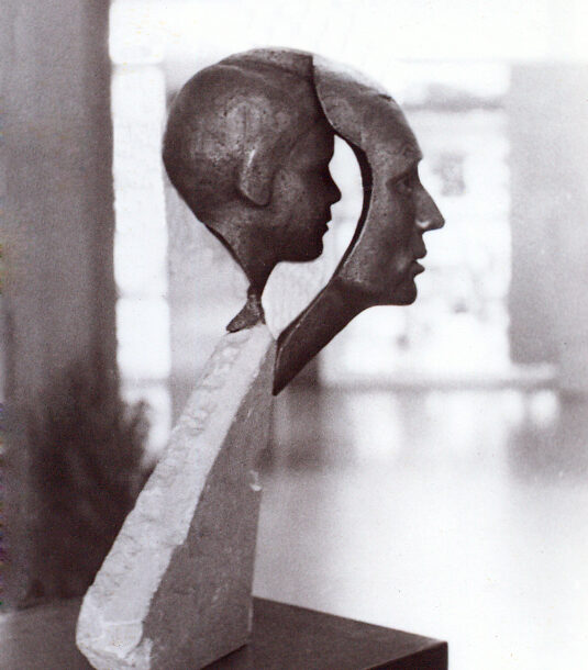 HOMBRE NIÑO - 1985 - MÁRMOL Y BRONCE FUNDIDO - 0,50 m x 0,60m x 0,75 m