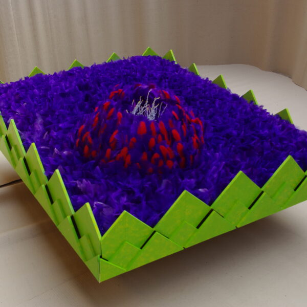 MI JARDIN (DETALLE) - 2013 - Penas de ganso, arame, madeira, galhos de palmeira, PVC espumado - 72 x 146 x 120 cm - Segundo Premio en Gran Formato, "Salón Nacional de Arte Textil del Museo Raggio", 2014, Buenos Aires