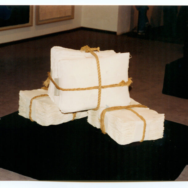 INSTALACIÓN PAQUETES - 1995 - PACOTES DE PAPEL FEITO À MÃO COM FOLHAS DE 50 x 35 cm - 1,40 m x 0,75 m x 0,70 m