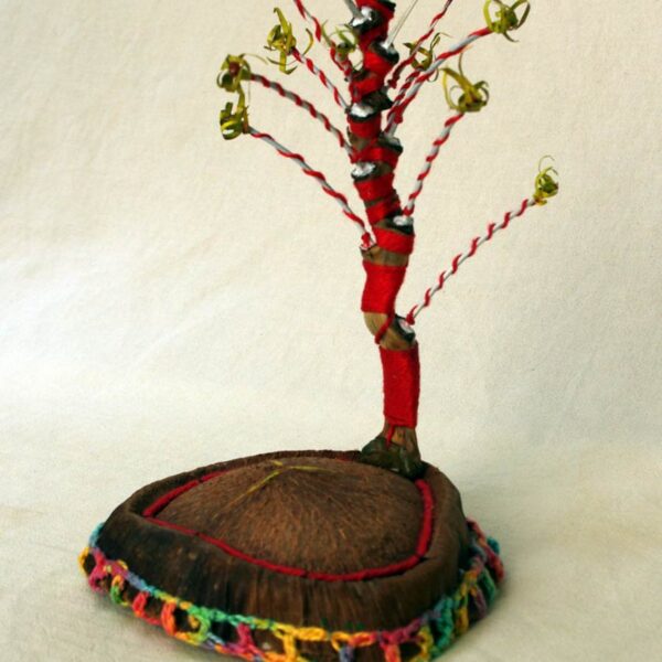 LUGAR DE ORACIÓN - 2008 - FIBRA E RAMO DE COCO, ARAME, FIO DE ALGODÃO E FITINHAS DE COBRE0,14 m x 0,12 m x 0,20 m