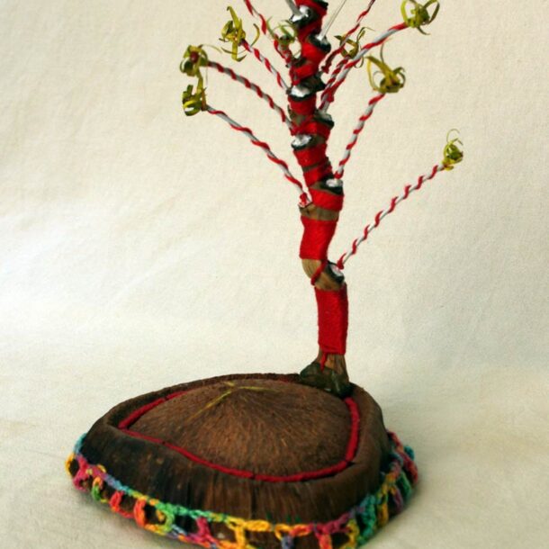 LUGAR DE ORACIÓN - 2008 - FIBRA E RAMO DE COCO, ARAME, FIO DE ALGODÃO E FITINHAS DE COBRE0,14 m x 0,12 m x 0,20 m