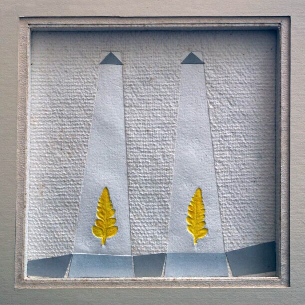 MAGIA - 2005 - PAPEL FEITO À MÃO SOBRE MOLDE, CARTOLINA E PINTURA ACRÍLICA - 0,17 m x 0,17 m