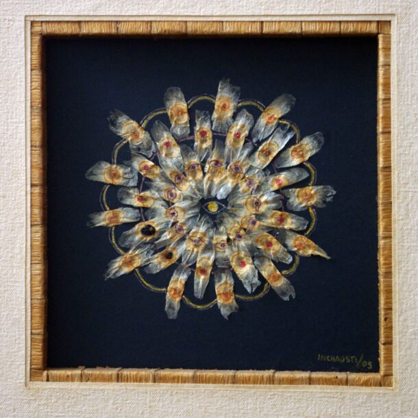 MANDALA - 2005 - CARTOLINA, SEMENTE E PINTURA ACRÍLICA - 0,18 m x 0,18 m