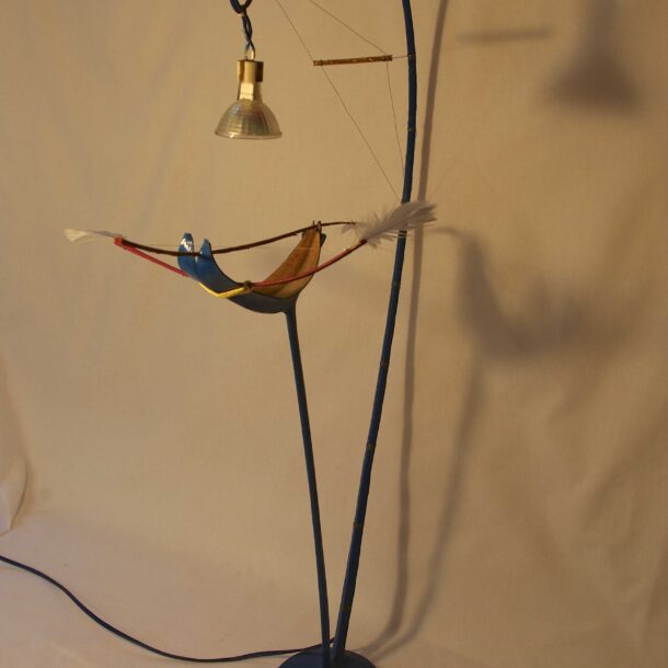 OBJETO LUMINOSO - 2013 - MADERA, PLUMA, ALAMBRE Y LAMPARA - MADEIRA, PENA, ARAME E LAMPADA - 0,83 m x 0,47 m x 0,32 m