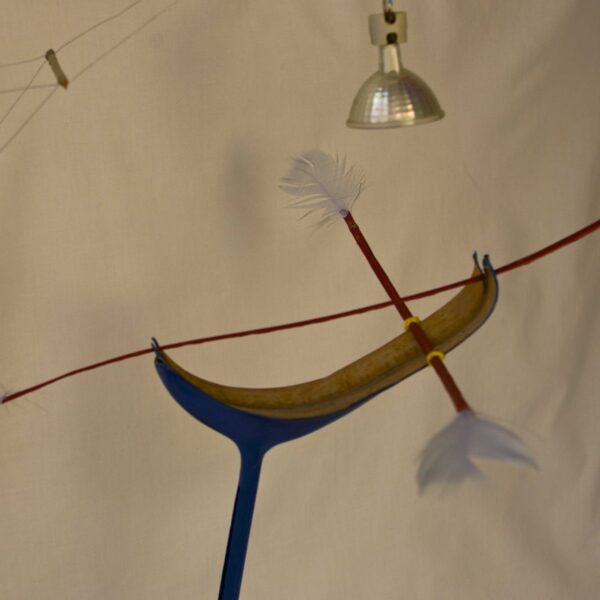 OBJETO LUMINOSO - 2013 - MADEIRA, PENA, ARAME E LAMPADA - 0,83 m x 0,47 m x 0,32 m