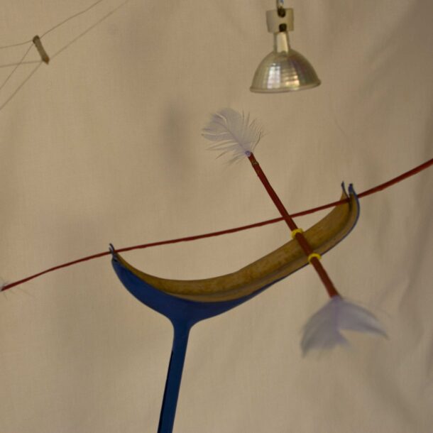 OBJETO LUMINOSO - 2013 - MADEIRA, PENA, ARAME E LAMPADA - 0,83 m x 0,47 m x 0,32 m