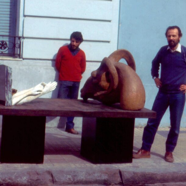 SUPLICANDO AL CARNERO - 1984 - CHAPA DE HIERRO, MÁRMOL, YESO, ACRÍLICO Y BRONCE FUNDIDO - 1,20 m x 2,00 m x 0,90 m