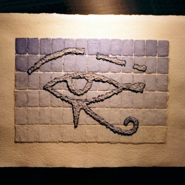 OJO DE HORUS. PROTECCIÓN - 1987- PAPEL FEITO À MÃO - 1,20 m x 0,90 m