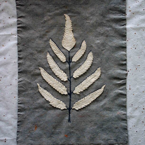 SABIDURIA -  2006 - PAPEL FEITO À MÃO, COLLAGE COM FOLHAS SOBRE MOLDE E GRAFITE - 0,42 m x 0,73 m