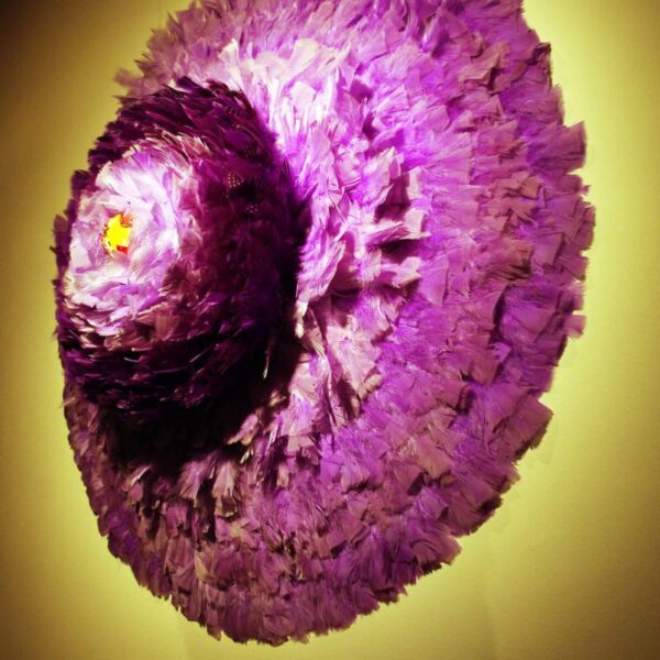 FLOR VIOLETA (DETALLE) - 2012 - PLUMAS DE GANSO TEÑIDAS Y SEMILLA GIGANTE PINTADA - 1,15 m x 1,15 m x 0,45 m - Expuesta en "Violeta Textil Recoleta", Centro Cultural Recoleta, Buenos Aires