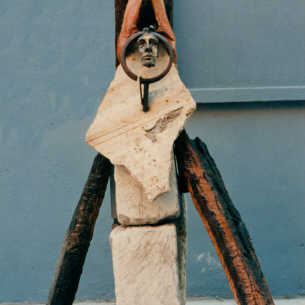 DE OTRO MUNDO - 1982 - MÁRMOL, QUEBRACHO, HIERRO, RAMA DE PALMERA. MÁSCARA DE BRONCE - 1,90 m x 1,20 m x 0,70 m