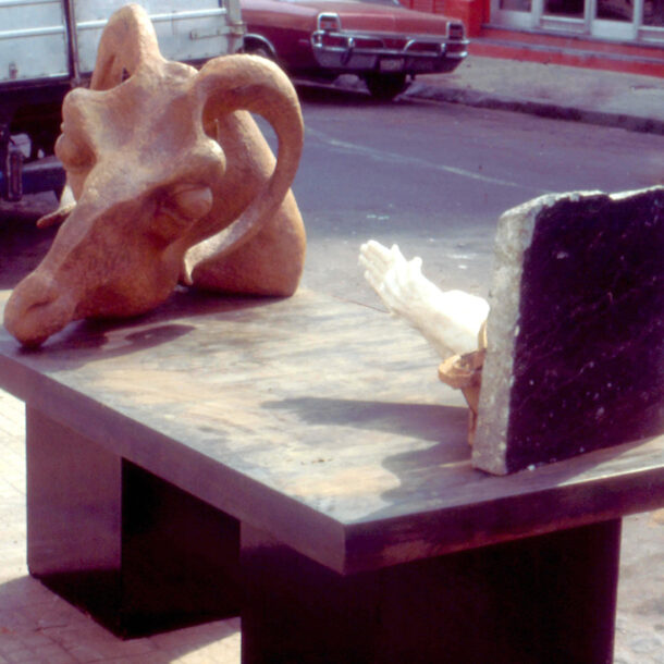SUPLICANDO AL CARNERO - 1984 - CHAPA DE HIERRO, MÁRMOL, YESO, ACRÍLICO Y BRONCE FUNDIDO - 1,20 m x 2,00 m x 0,90 m