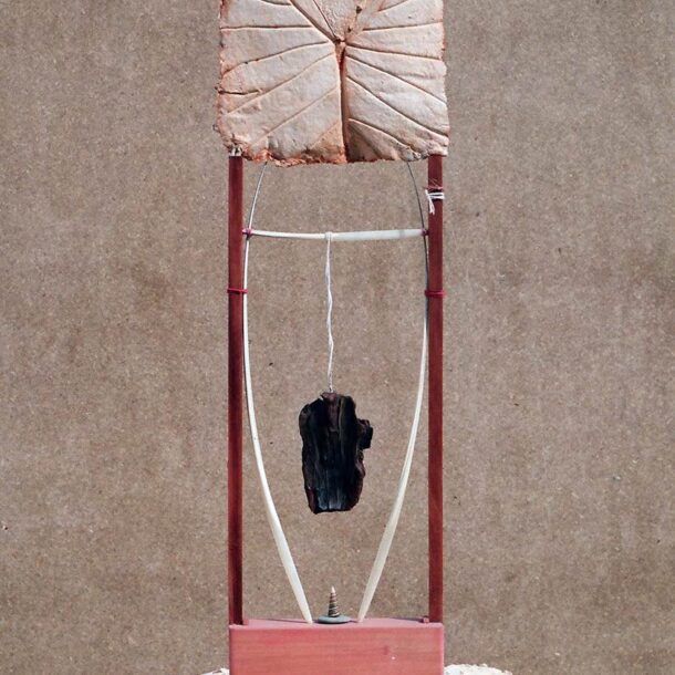TOTEM 1 - 1990 - MADEIRA, PAPEL MÃO, CABOS DE LANÇA E CARACÓM- 0,70 m x 0,18 m x 0,04 m