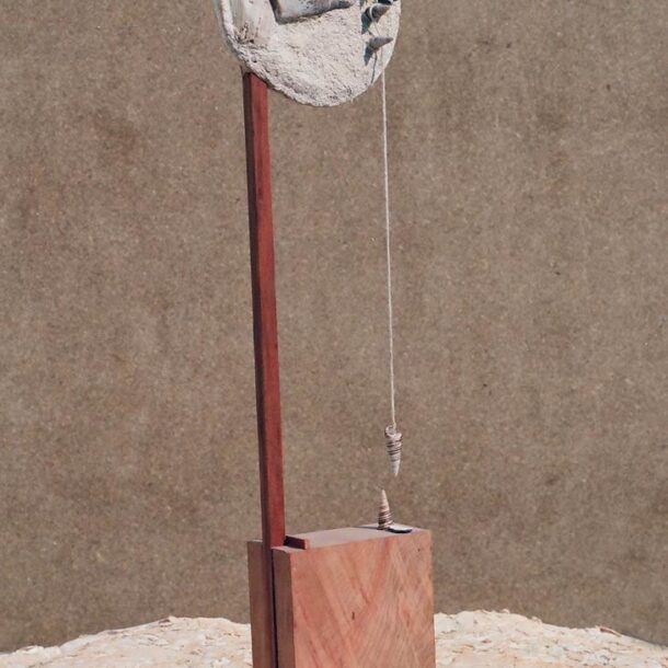 TOTEM 2 - 1990 - MADEIRA, CARACÓIS E PAPEL FEITO À MÃO - 0,60 m x 0,12 m x 0,04 m