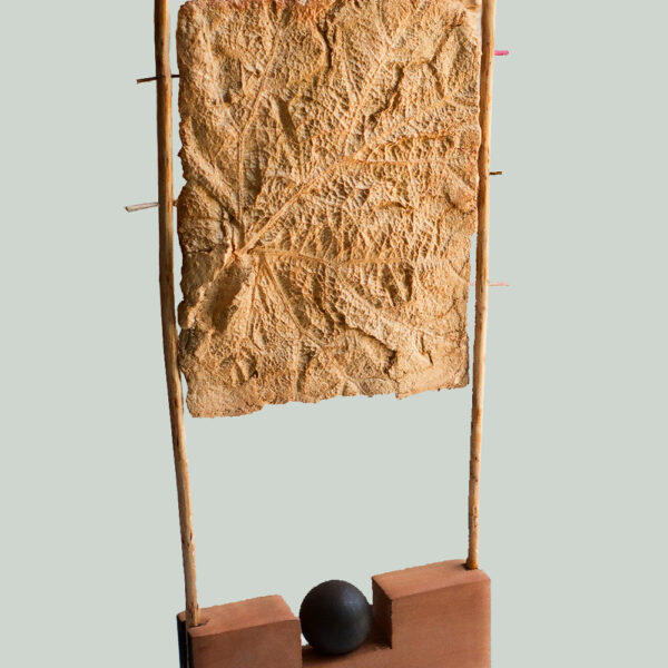 SEÑAL - 1990 - MADEIRA, BOLA DE FERRO E PAPEL FEITO À MÃO - 0,24 m x 0,66 m x 0,05