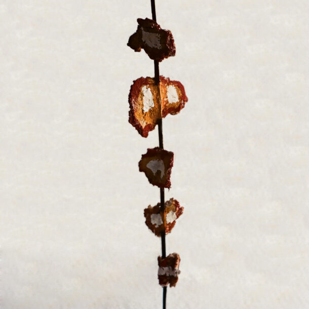 CRUCE DE CAMINOS - 1990 - MADEIRA, PEDRA E PAPEL FEITO À MÃO - 0,67 m x 0,08 m x 0,08 m